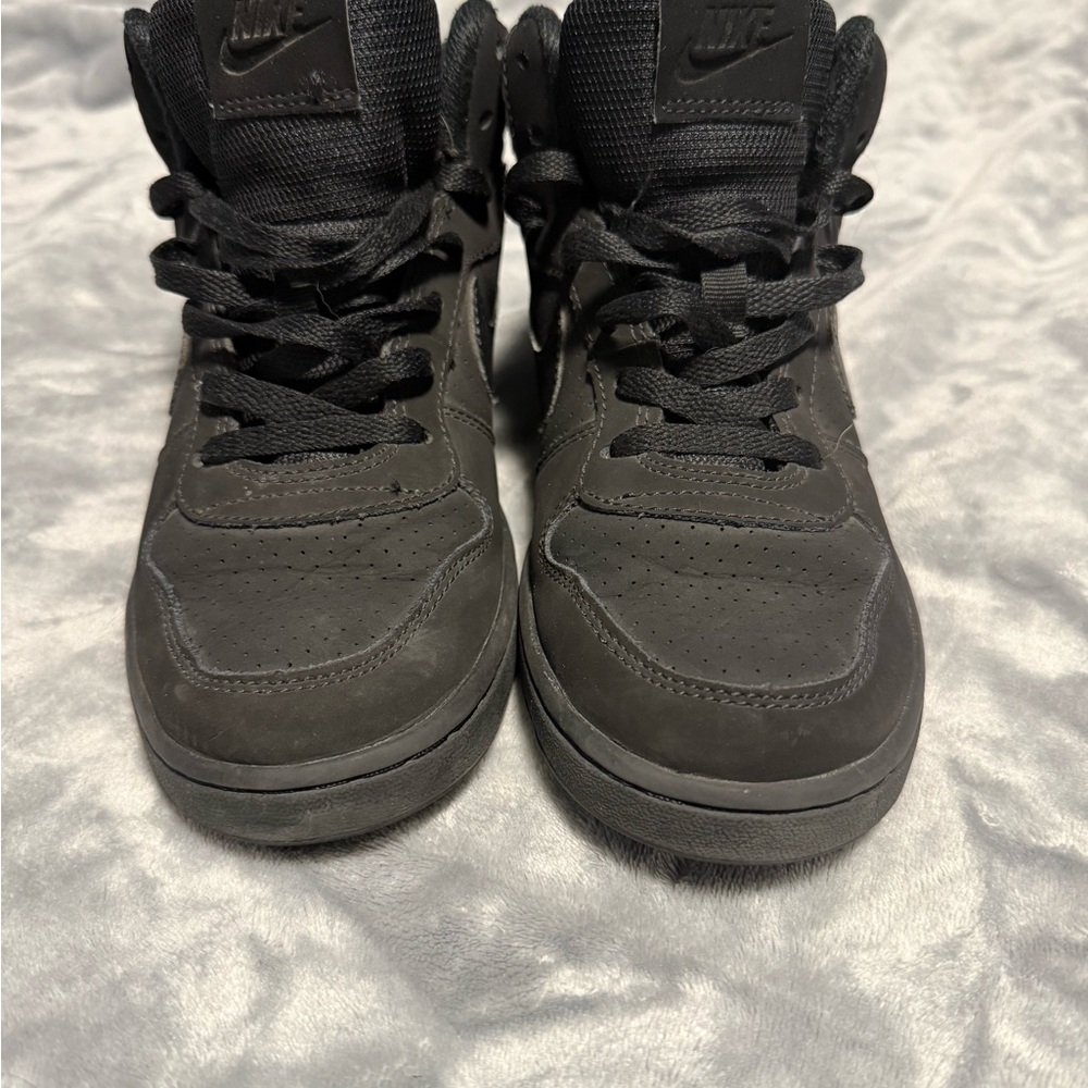 Nike court borough mid triple black